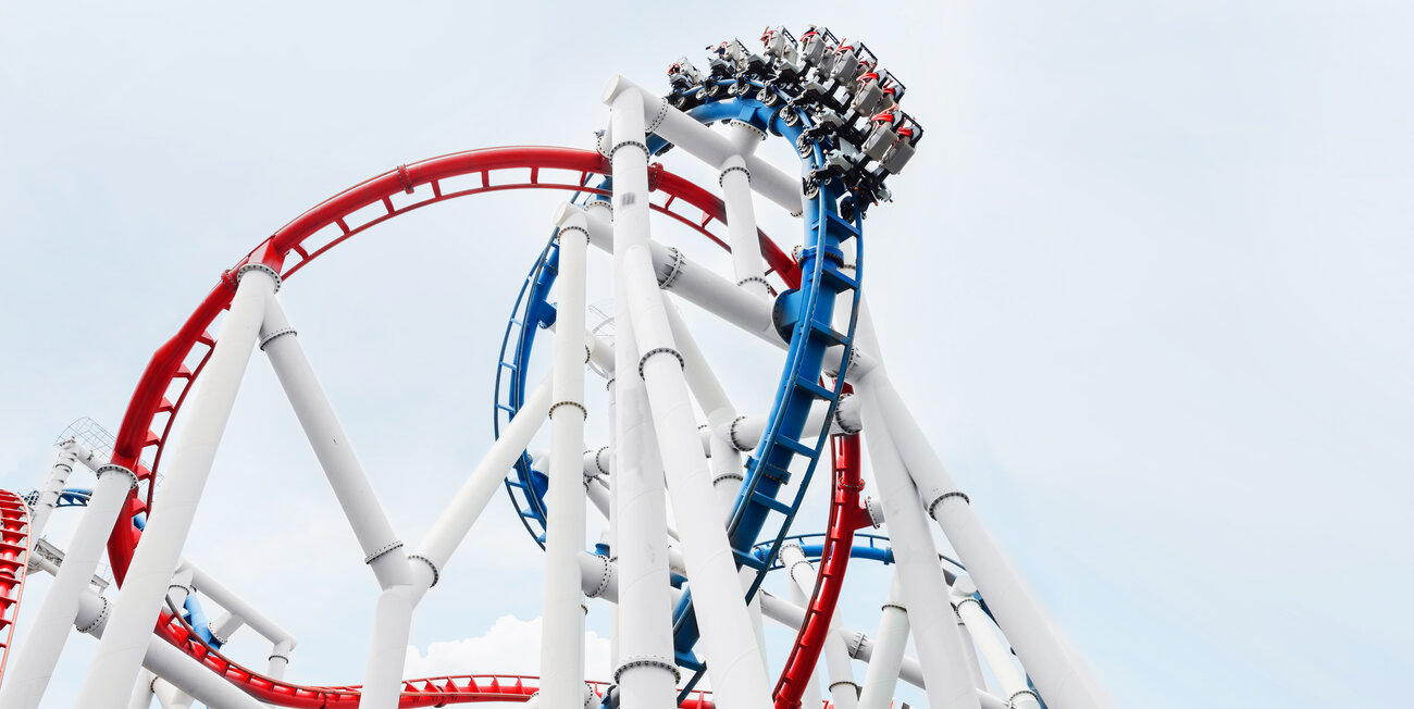 © AdobeStock_95605949_siraphol (Roller coaster rail ride in the park) © AdobeStock_95605949_siraphol (Roller coaster rail ride in the park)